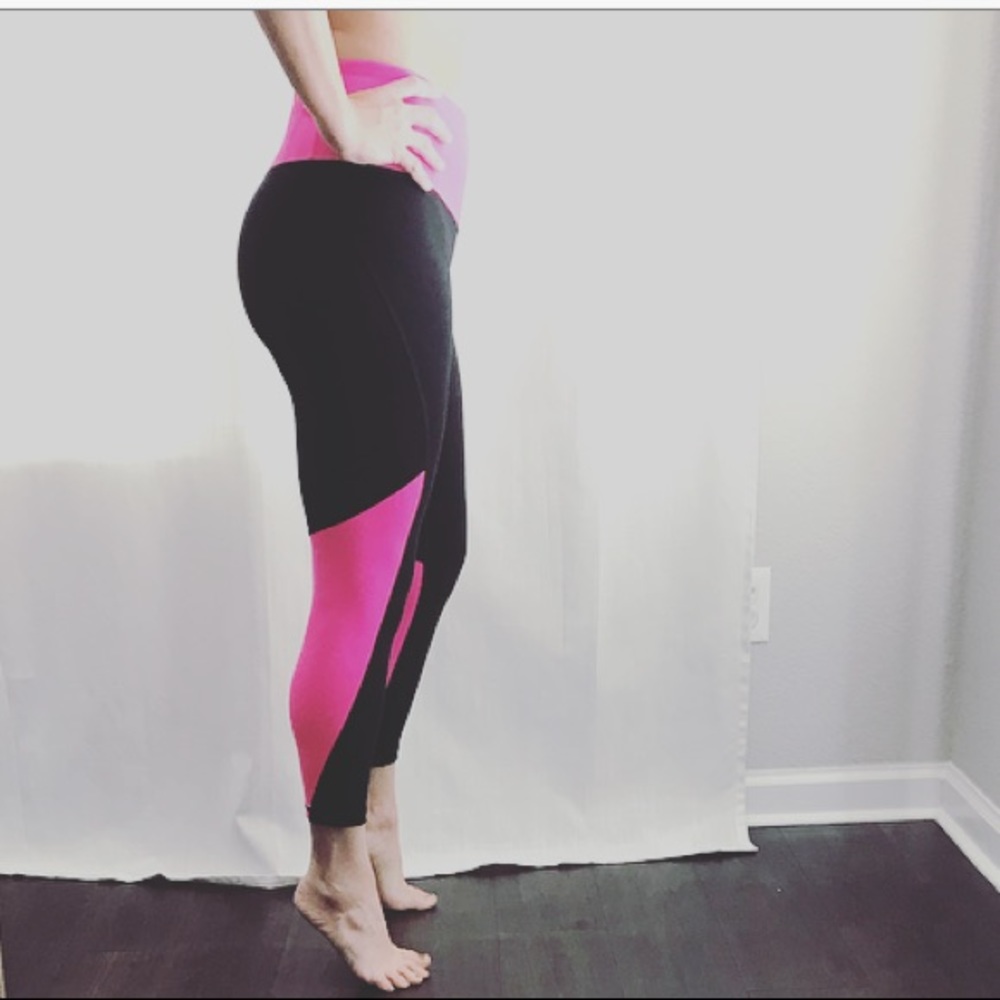 Victoria’s Secret VSX crop leggings (pink/ black)